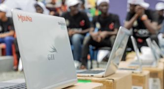 MouNa Group Technology dote les étudiants des CPGE de Dalaba d'ordinateurs dans le cadre du Programme Simandou Académy