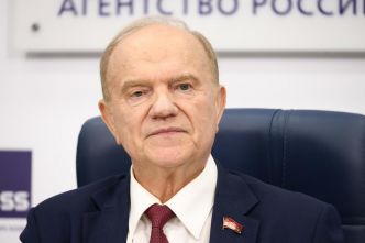 Le parti communiste russe condamne le rapport Khrouchtchev et réhabilite Staline