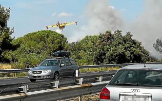 Incendie près de Narbonne : 1 000 hectares en feu, habitants confinés et autoroute A9 fermée [Vidéos]