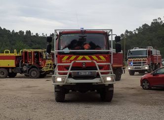 Déclenché dimanche près de l'A8, le feu de forêt reprend à Brignoles: une cinquantaine de pompiers sont mobilisés