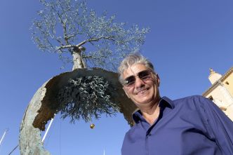 Le sculpteur Andrea Roggi, artiste de l'été au village Saint-Tropez