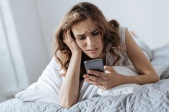 « Je suis poussée par une force mystérieuse » :  Pourquoi il faut vraiment que vous coupiez vos réseaux sociaux cet été