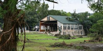 Inondations au Texas: La barre des 90 morts franchie, dont 27 dans le camp d'été dévasté