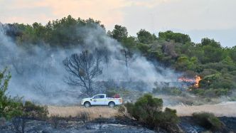 Un enfant légèrement blessé, "feu toujours pas fixé", routes coupées : le point à 23 h sur le feu monstre qui ravage le Narbonnais