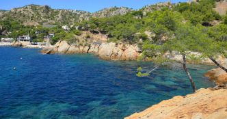 Moins connue que les calanques de Cassis et de Marseille, cette sublime crique est pourtant la perle de la Côte d'Azur