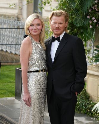 Kirsten Dunst étincelante à Paris, c'est pourtant son mari Jesse Plemons qui attirait tous les regards