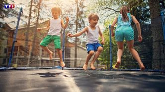 Laisser un enfant jouer sur un trampoline n'est pas anodin et peut provoquer des blessures selon les médecins | TF1 INFO