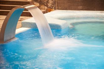 Une "éruption": une cliente se retrouve couverte de boutons après s'être baignée dans un spa, elle termine à l'hôpital