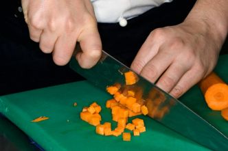 Le CAP cuisine, un diplôme en décalage avec les tendances gastronomiques et les enjeux environnementaux