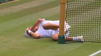 Image folle à Wimbledon: un joueur abandonne.. après avoir reçu un service de son coéquipier dans la nuque