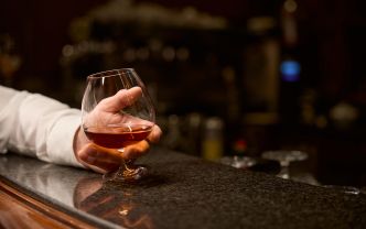 Chine : la filière du cognac évite des surtaxes punitives mais reste victime d'un bras de fer qui la dépasse
