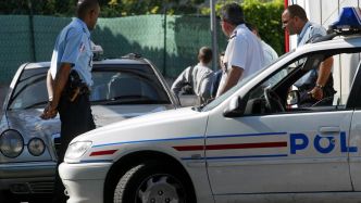 Les balles ont traversé sa porte d'entrée et se sont logées dans son thorax : une femme tuée dans son appartement en pleine nuit