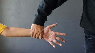 Il l'a pris comme un ballon de football : un enfant de 6 ans kidnappé sous les yeux de ses parents en pleine sortie au parc d'attractions