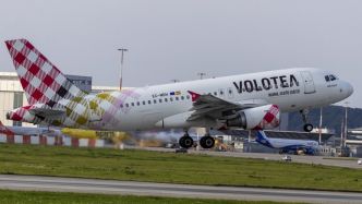 Alors que l'avion entame sa manœuvre de départ, un homme fait irruption sur le tarmac de l'aéroport et est mortellement happé par un réacteur