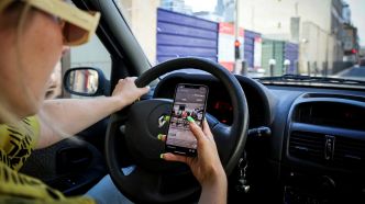 Téléphone au volant : "Mon regard est attiré"... une étude pointe la dangerosité d'ouvrir ses notifications en conduisant