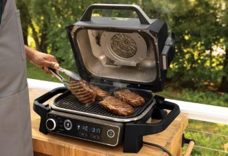 Amazon dégaine des offres incroyables : la baisse de prix sur le barbecue Ninja Woodfire 7-en-1 est folle