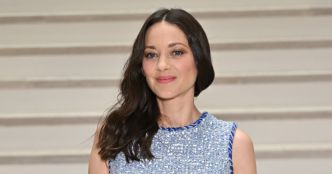 Marion Cotillard fait sensation en petite robe en tweed pour assister au défilé Chanel