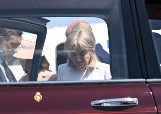 Brigitte et Emmanuel Macron au Royaume-Uni : rayonnante en blanc et doré, la première dame opte pour une nouvelle coiffure