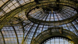 Chanel illumine le Grand Palais : un rideau de lumière monumental de 8 mètres de haut dévoilé à Paris