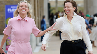 "Une grosse erreur de savoir-vivre que l'on fait tous" : ce faux-pas à ne jamais commettre quand on se présente à quelqu'un, selon une experte en bonnes manières