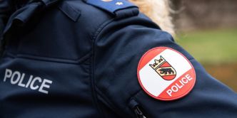 Station-service braquée: La police diffuse les photos floutées d'un suspect de brigandage à Bienne
