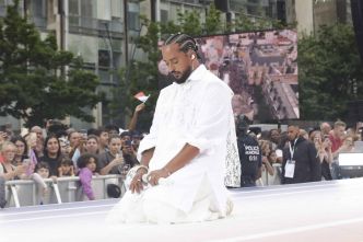 Slimane réapparaît enfin au côté de Vitaa au défilé Stéphane Rolland : le duo éblouit tout en blanc