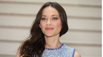 Dans une robe en tweed bleue, Marion Cotillard (49 ans) fait une apparition renversante au défilé Chanel