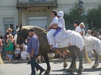 "Une grande famille" : entre jeunes meneurs et anciens fidèles, la Saint-Éloi prépare sa relève à Auriol