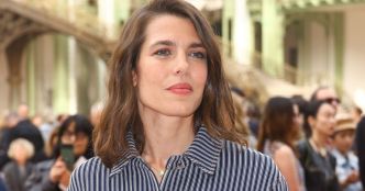 "Simple mais sublime" : Au défilé Chanel, Charlotte Casiraghi joue la carte de l'élégance décontractée avec un messy bun chic