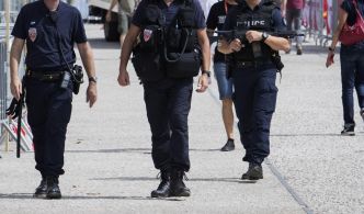 Tour de France : un homme armé d'un couteau blesse un policier, un autre lui tire dans la jambe et l'interpelle