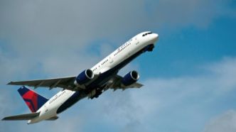 « De la fumée puis des flammes » : une batterie portable prend feu à bord, un vol Delta Airlines dérouté d'urgence
