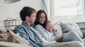 Ces signes flagrants sont typiques des couples heureux, selon un psychanalyste