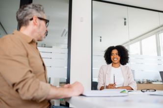 Vous n'êtes pas crédible aux yeux des autres ? Ce réflexe va changer la façon dont on vous perçoit