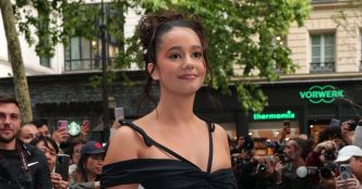 En robe longue à plumes, Lena Mahfouf sort le grand jeu pour son premier look de Fashion Week