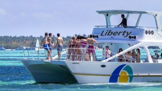 La fête sur le bateau tourne au bain de sang : ivre, il tombe à l'eau et se retrouve à côté de l'hélice
