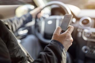 Pas besoin de toucher le téléphone pour être distrait : cette étude révèle un autre impact méconnu du smartphone en voiture