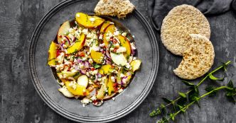 Je ne fais plus que cette salade pêche-feta dès qu'il fait chaud (et elle est prête en 5 minutes)