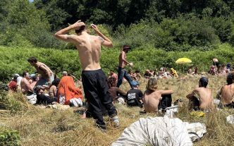 « On est libres de faire ce qu'on veut, d'être qui l'on est » : 300 hippies s'installent pour un mois aux portes de la Charente