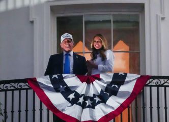 Melania et Donald Trump se bécotent en public et tout le monde tombe de sa chaise !