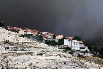 Des incendies font rage dans le sud, les flammes atteignent Marseille