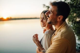 Ces signes passent souvent pour des preuves d'amour, mais cachent une forme de manipulation