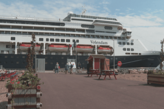 Escale du Volendam : flot de touristes à Saint-Pierre