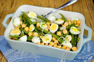 Salade de haricots vertS, pois chiche et oeufs de caille, vinaigrette noisette