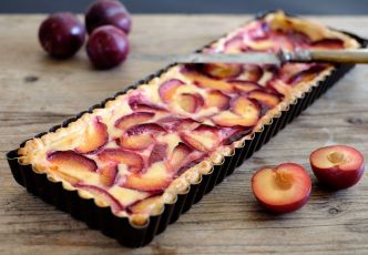 Tarte aux prunes rouges à la crème catalane