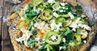 Pizza quinoa d'été aux trois fromages tout blanc et à plein de choses... Parce que je m'amuse toujours autant à faire d'étranges pizzas...