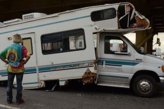 Un hippie suisse crashe son campingcar à Brooklyn