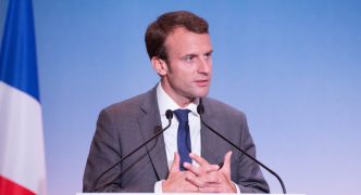 À Melun, Emmanuel Macron rend hommage aux Français qui ont accepté de vivre aussi loin de Paris