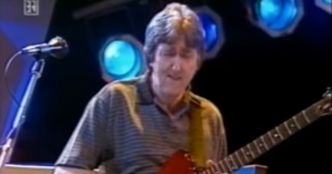 Allan Holdsworth est mort, le guitariste britannique virtuose avait 70 ans