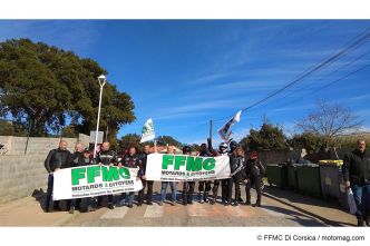 La FFMC di Corsica tape du poing sur la table pour la mise en conformité des ralentisseurs