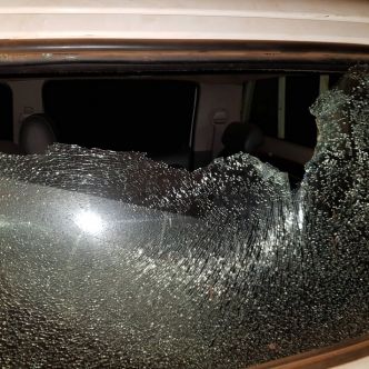 Nouvelle attaque contre le cortège du Premier ministre à Labé : la voiture de Samba Camara caillassée